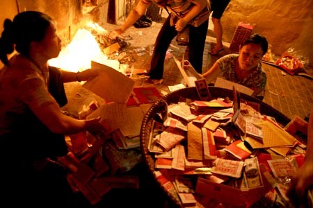 Văn khấn hóa vàng: Cúng sao cho chuẩn? ảnh 1