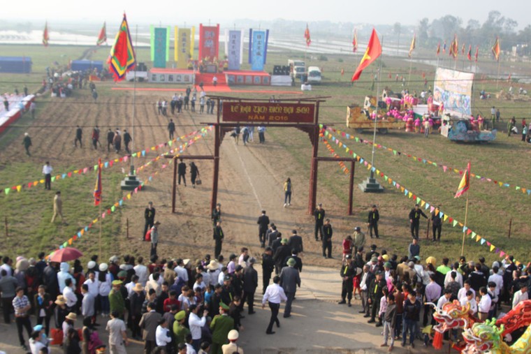 Hà Nam: Nô nức xem 'vua' cày ruộng đầu năm ảnh 1