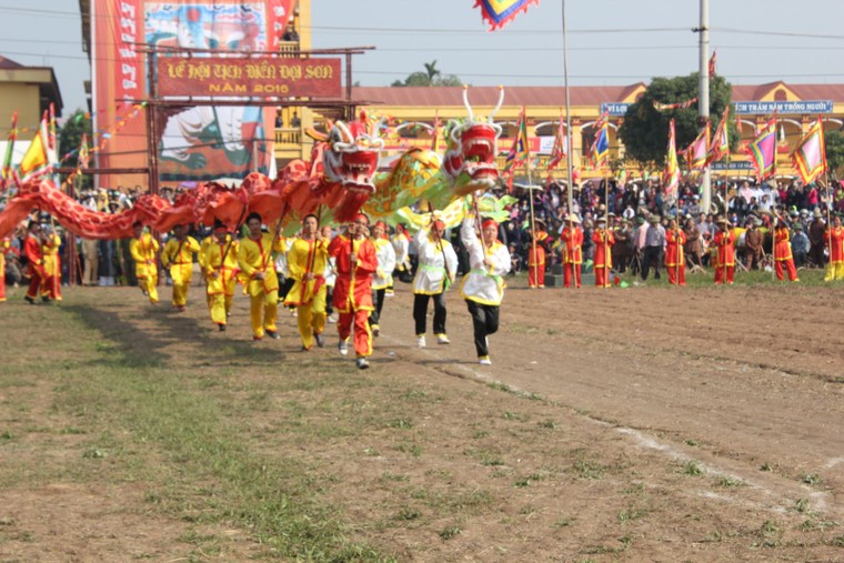 Hà Nam: Nô nức xem 'vua' cày ruộng đầu năm ảnh 7