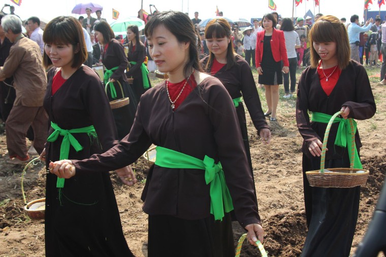 Hà Nam: Nô nức xem 'vua' cày ruộng đầu năm ảnh 14