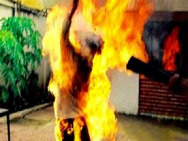 Hút thuốc khi đang đổ xăng, cháy rụi cả nhà, 3 người bỏng nặng ảnh 1