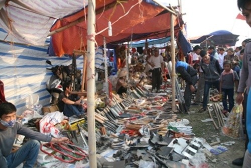 Hàng nghìn người đổ bộ chợ Viềng mua may bán rủi đầu năm ảnh 6