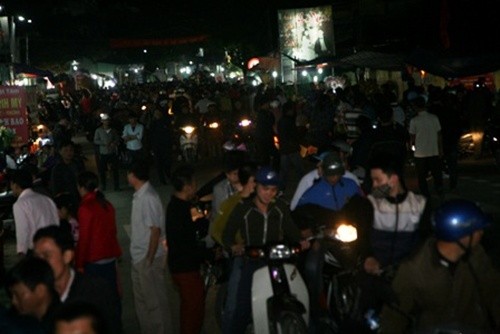 Hàng nghìn người đổ bộ chợ Viềng mua may bán rủi đầu năm ảnh 5