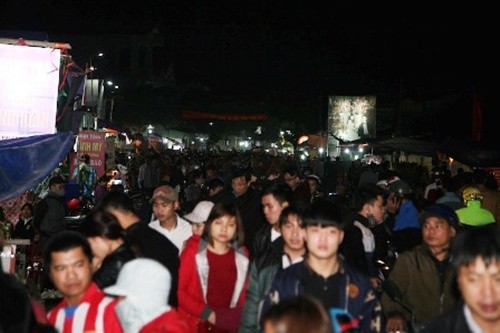 Hàng nghìn người đổ bộ chợ Viềng mua may bán rủi đầu năm ảnh 4