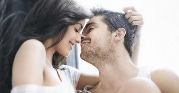 Bí mật đằng sau sợi tóc vương trên cổ áo của chồng ảnh 1