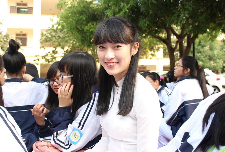 Nữ sinh ‘bỗng dưng nổi tiếng’ vì nhại siêu giống 6 thứ tiếng ảnh 4