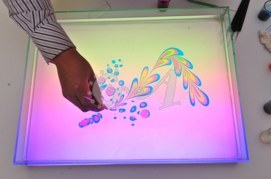 Anh chàng có khả năng vẽ tranh trên mặt nước ảnh 1