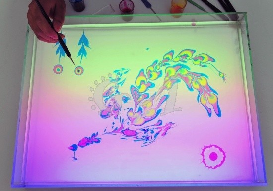 Anh chàng có khả năng vẽ tranh trên mặt nước ảnh 2