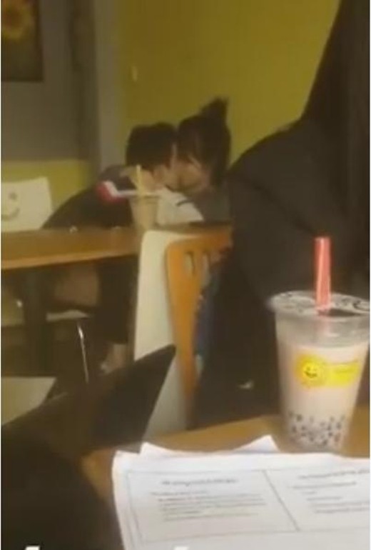 Cặp đôi 'yêu cuồng nhiệt' tại quán trà sữa ảnh 2