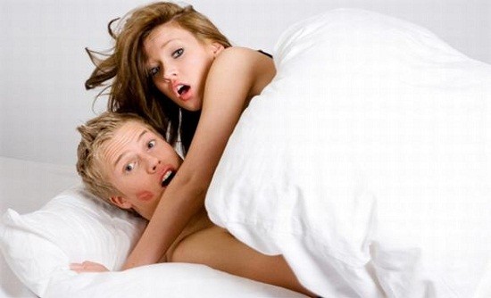 Chết đứng khi con gái nhìn thấy bố trên giường với nhân tình ảnh 1