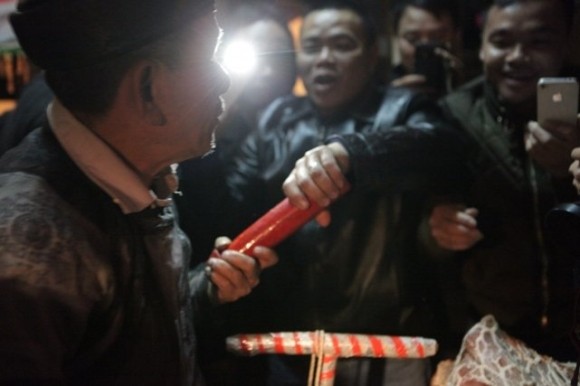 Ngại ngùng cặp đôi làm 'chuyện ấy' ở lễ hội Linh tinh tình phộc ảnh 5