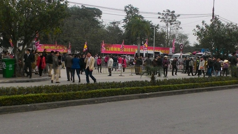 Khai ấn Đền Trần: Chưa phát ấn đã phải chen nhau ảnh 1