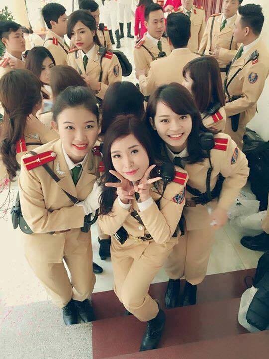 Ngất ngây với vẻ đẹp của nữ cảnh sát giao thông Việt Nam ảnh 1