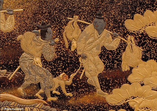 Phát hiện kệ để tivi là hòm kho báu cổ 200 năm tuổi ảnh 2