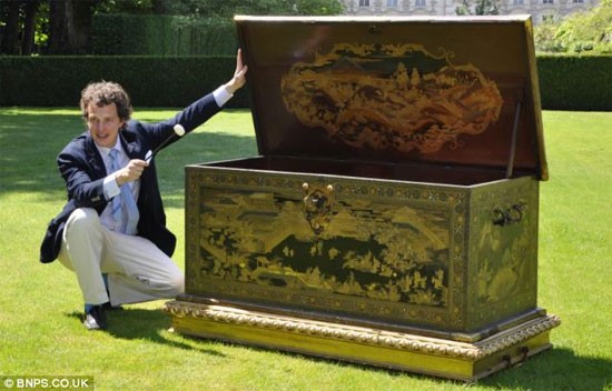 Phát hiện kệ để tivi là hòm kho báu cổ 200 năm tuổi ảnh 3