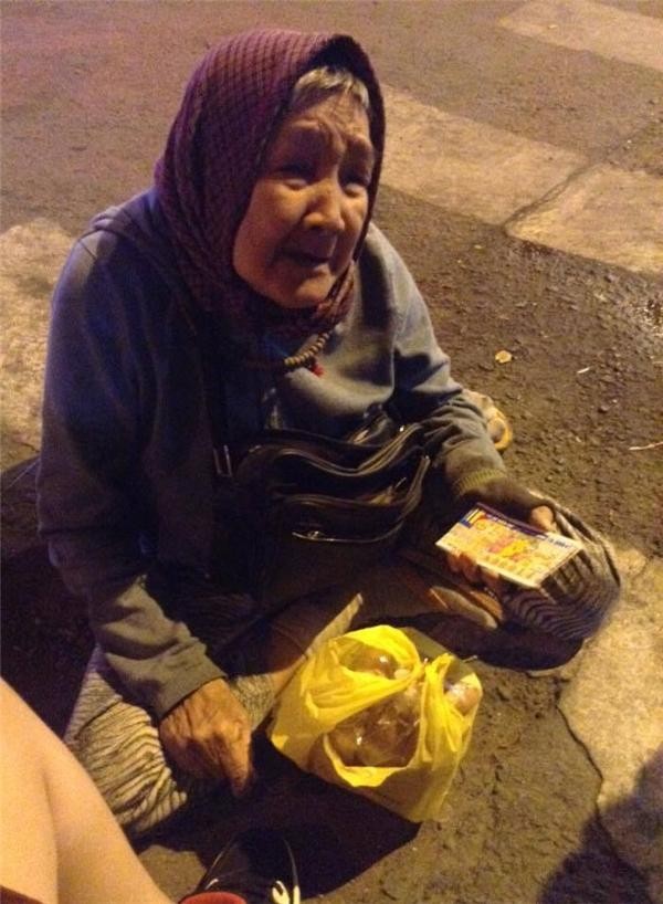 Cụ bà 90 tuổi vẫn bán vé số mưu sinh khiến cư dân mạng thổn thức ảnh 1