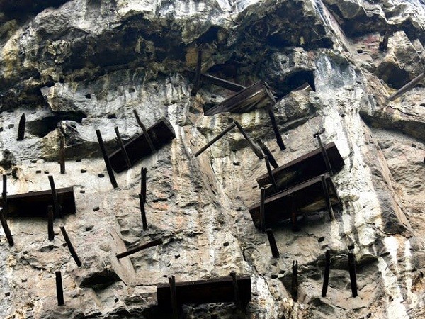 Khiếp vía tục treo quan tài trên vách đá ảnh 3