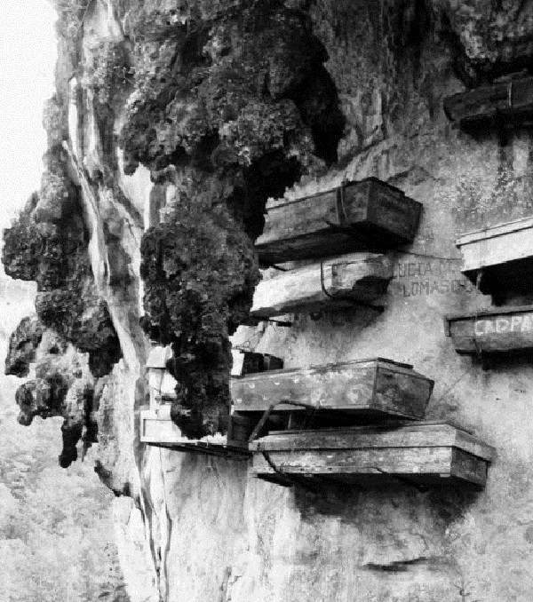 Khiếp vía tục treo quan tài trên vách đá ảnh 2