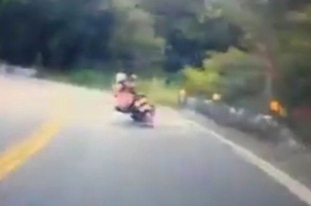 Dân mạng xôn xao vì sơn nữ....cong mông phóng xe trên đường đèo ảnh 1