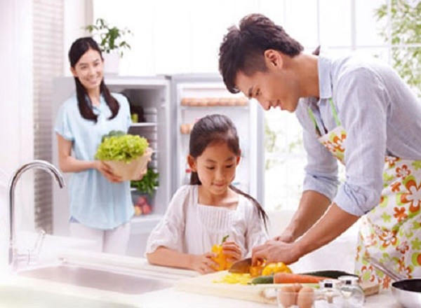 Lương cao gấp 3 vợ, tôi vẫn giặt giũ, quét nhà, rửa bát ảnh 1