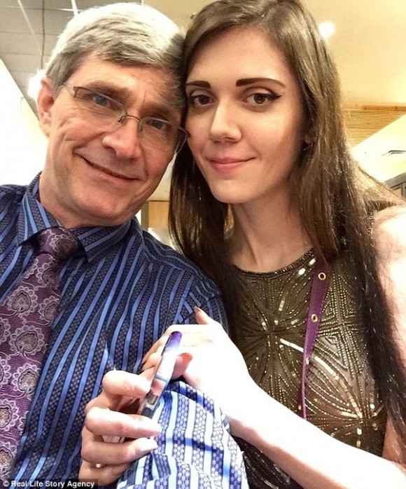 Chuyện riêng tư của 'đôi đũa lệch' 'vợ 27, chồng 60' gây sốt mạng ảnh 2