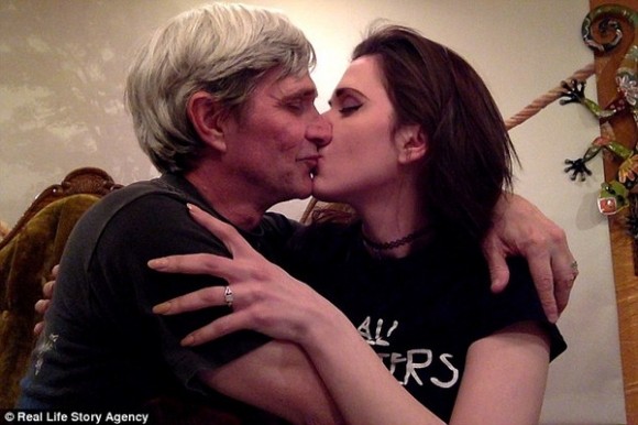 Chuyện riêng tư của 'đôi đũa lệch' 'vợ 27, chồng 60' gây sốt mạng ảnh 3