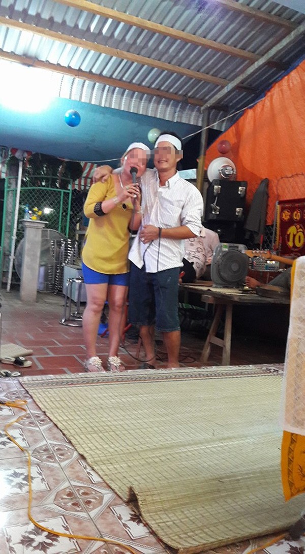 Phẫn nộ con cháu 'tự sướng', hát hò trong đám tang người thân ảnh 2