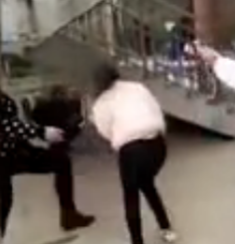 Nữ sinh bị đánh hơn 40 lần tại trường học vì quá xinh đẹp ảnh 1