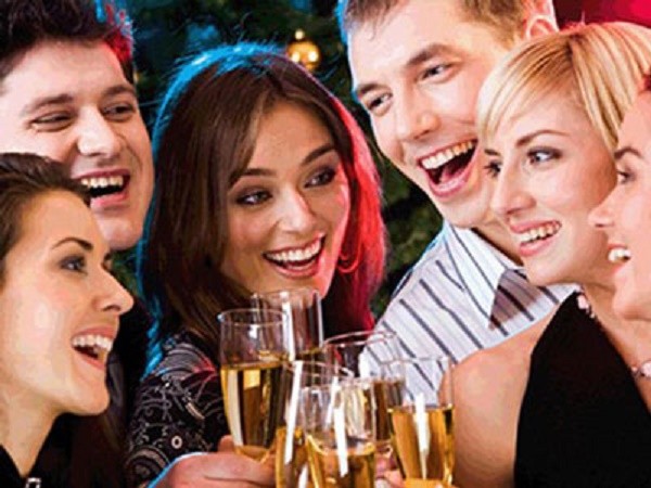 Mẹ chồng choáng váng vì con dâu uống rượu như nước lã ảnh 1