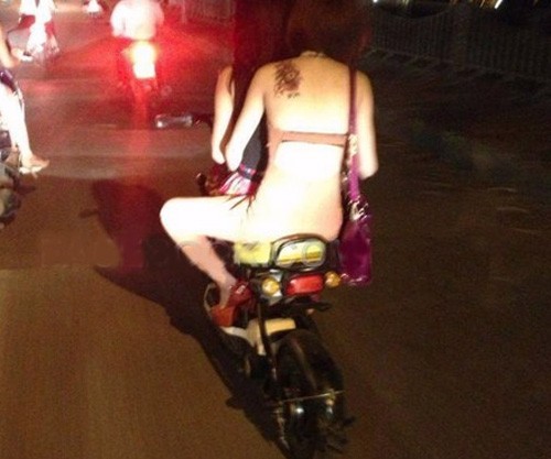 Phản cảm thiếu nữ khoe thân từ trên giường ra... ngoài đường ảnh 2