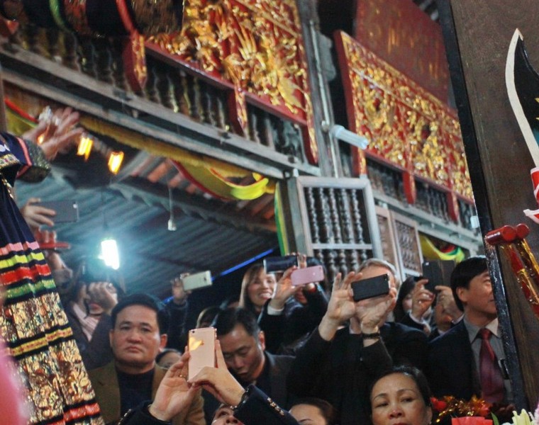 Khi các Đại sứ nước ngoài 'mê' hầu đồng ở Việt Nam ảnh 3