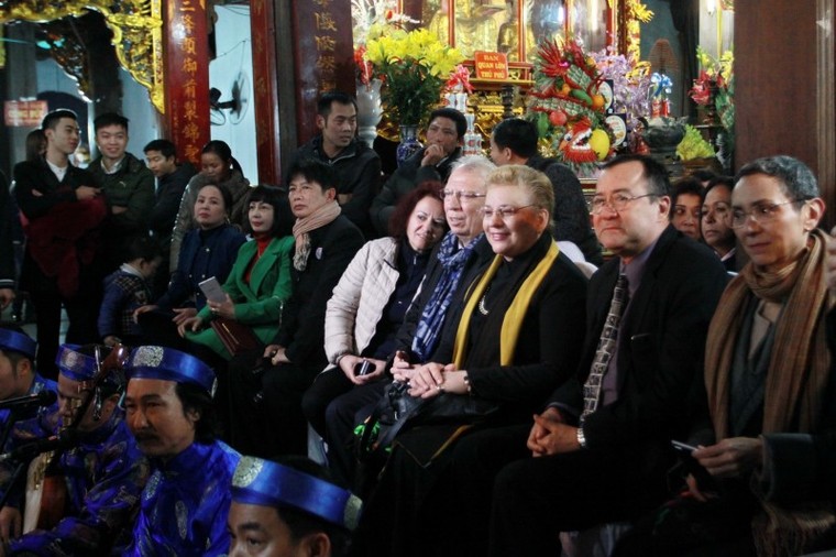 Khi các Đại sứ nước ngoài 'mê' hầu đồng ở Việt Nam ảnh 1