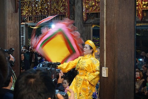 Khi các Đại sứ nước ngoài 'mê' hầu đồng ở Việt Nam ảnh 2