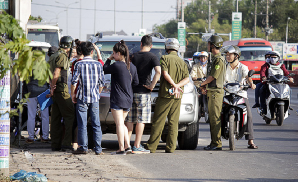 Va quẹt xe, nhóm 'phượt' vây đánh người đi ôtô ảnh 1