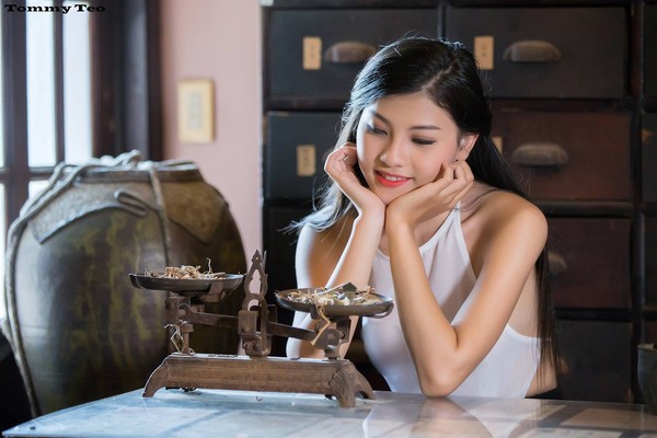 Dân mạng 'sốt sình sịch' với 'Cô lang y' diện áo yếm mỏng tang ảnh 2