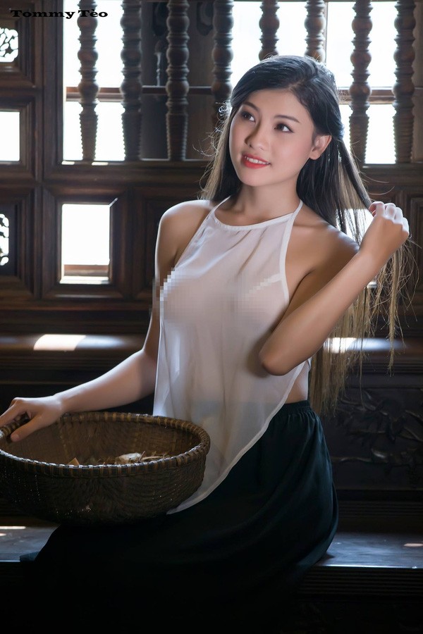 Dân mạng 'sốt sình sịch' với 'Cô lang y' diện áo yếm mỏng tang ảnh 3