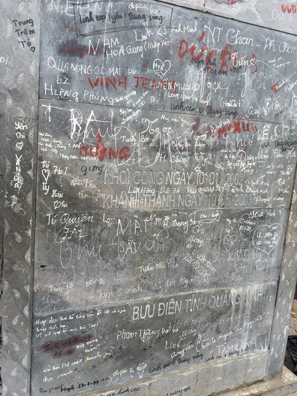 Cận cảnh bia đá lịch sử trên núi Bài Thơ bị viết bậy chi chít ảnh 2