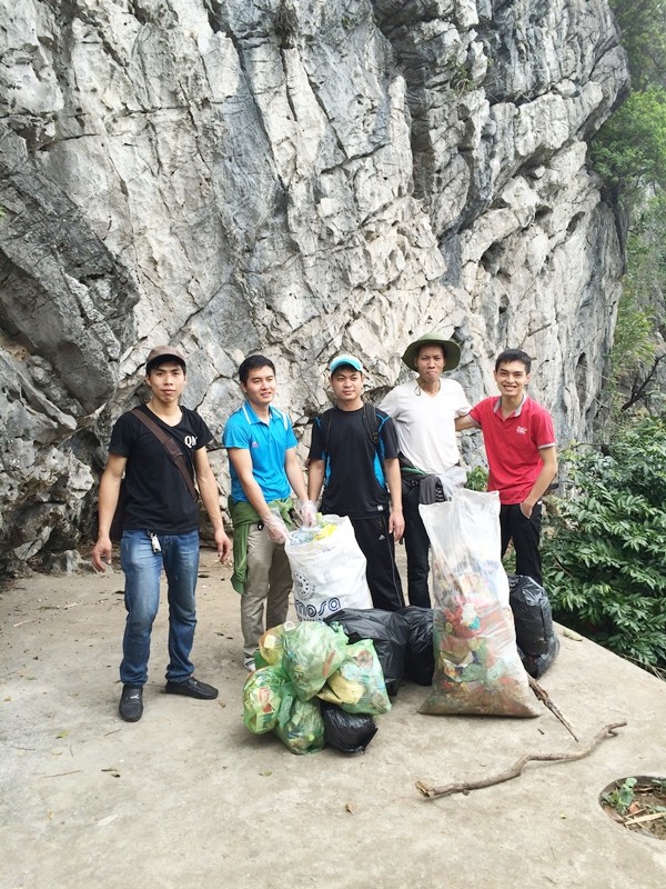 Cận cảnh bia đá lịch sử trên núi Bài Thơ bị viết bậy chi chít ảnh 4