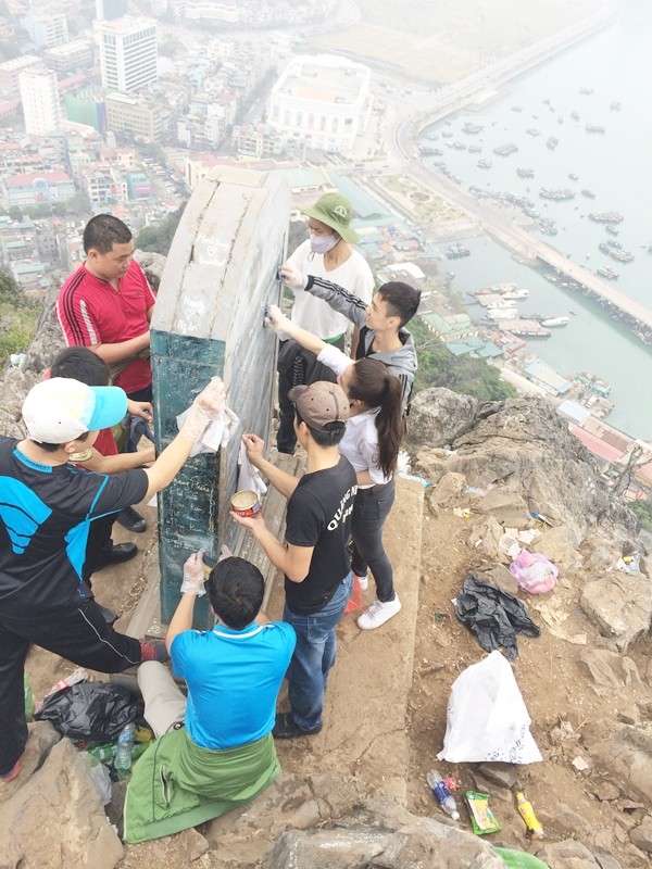 Cận cảnh bia đá lịch sử trên núi Bài Thơ bị viết bậy chi chít ảnh 3