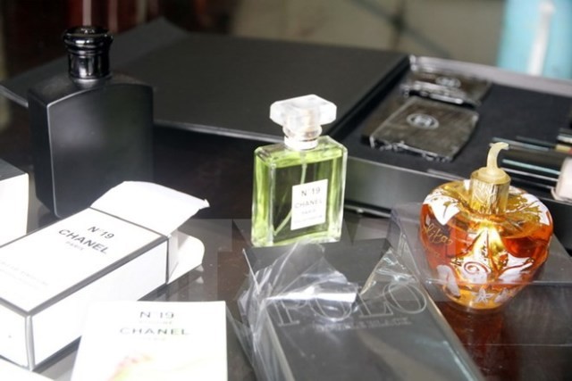 Thu giữ số lượng lớn nước hoa, mỹ phẩm không nguồn gốc ảnh 1