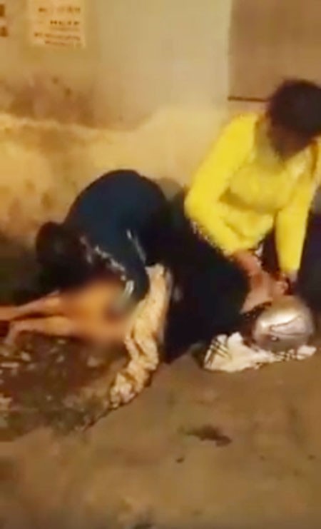 Đánh ghen, xát muối ớt vào vùng kín cô gái giữa đám đông ảnh 1