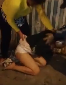 Đánh ghen, xát muối ớt vào vùng kín cô gái giữa đám đông ảnh 3