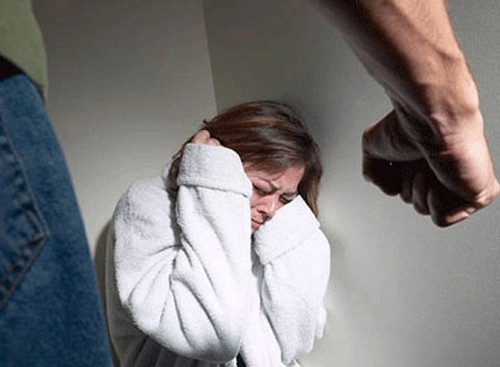 Bị chồng tát, đuổi ra khỏi nhà giữa đêm vì ‘Hậu duệ mặt trời’ ảnh 1