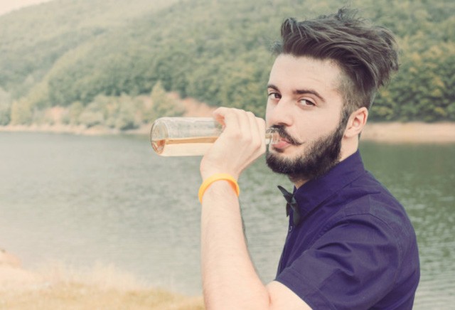 Lương 12.000 USD, chỉ uống bia và đi du lịch ảnh 1