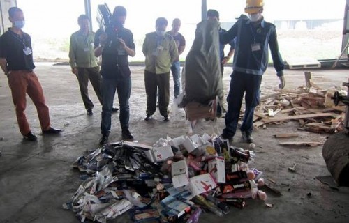 Tiêu hủy 12 tấn tấn thuốc lá, bình cứu hỏa không rõ nguồn gốc ảnh 2