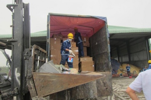 Tiêu hủy 12 tấn tấn thuốc lá, bình cứu hỏa không rõ nguồn gốc ảnh 1