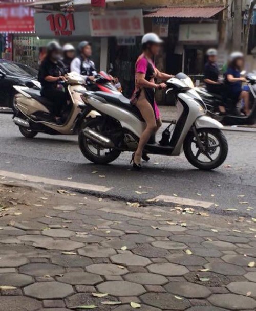 Nhức mắt với thời trang 'không quần' của quý bà đi xe SH ảnh 1