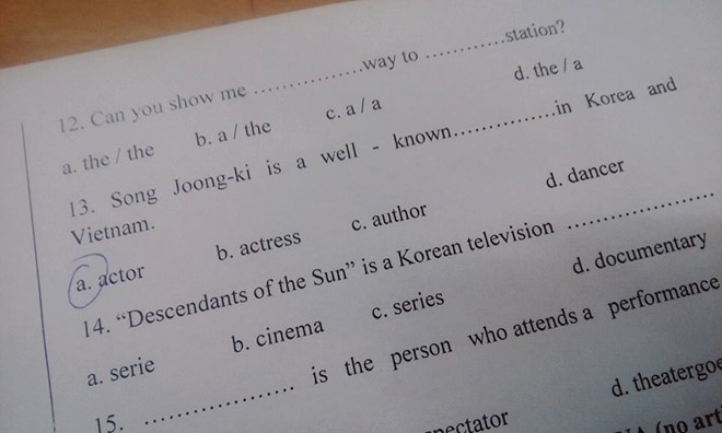 ‘Hậu duệ mặt trời’ và Song Joong-ki vào đề kiểm tra tiếng Anh ảnh 1