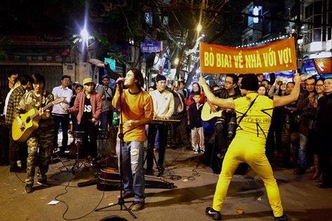 Xôn xao hành động kỳ lạ của người đàn ông giữa phố Hà Nội ảnh 2