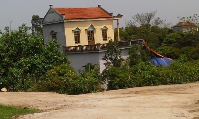 Căm phẫn kẻ bạo hành mẹ, đánh đập vợ con như thời trung cổ ảnh 1